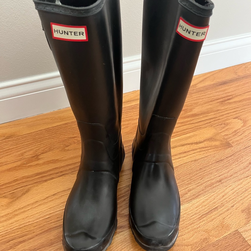 Hunter tall womens boots size 8. Also comes with Hunter sock boot inserts